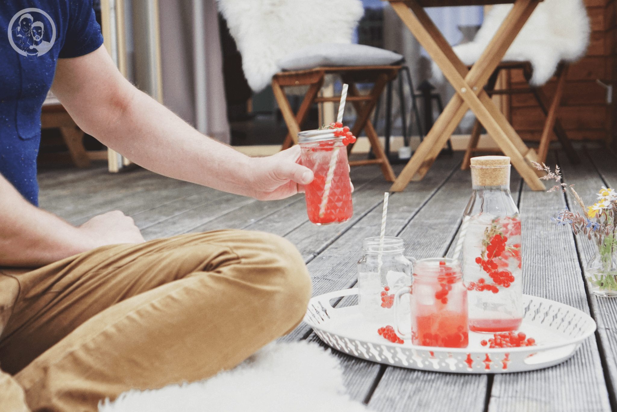 Bildschirmfoto 2019 07 03 um 10.56.56 | Wir sind so richtige Sommer-Menschen ... gemütlich spazieren gehen, grillen und jeden Sonnenstrahl aufsaugen.Jetzt sagt der Kalender noch immer, es ist Sommer ... bis Freitag! Grund genug&nbsp;euch noch einmal den Sommer zurück zu holen. Womit wir das am Besten hinbekommen? Na mit unserer JOHANNISBEER-THYMIAN LIMONADE natürlich. Die ist flott gemacht und einfach super erfrischend!