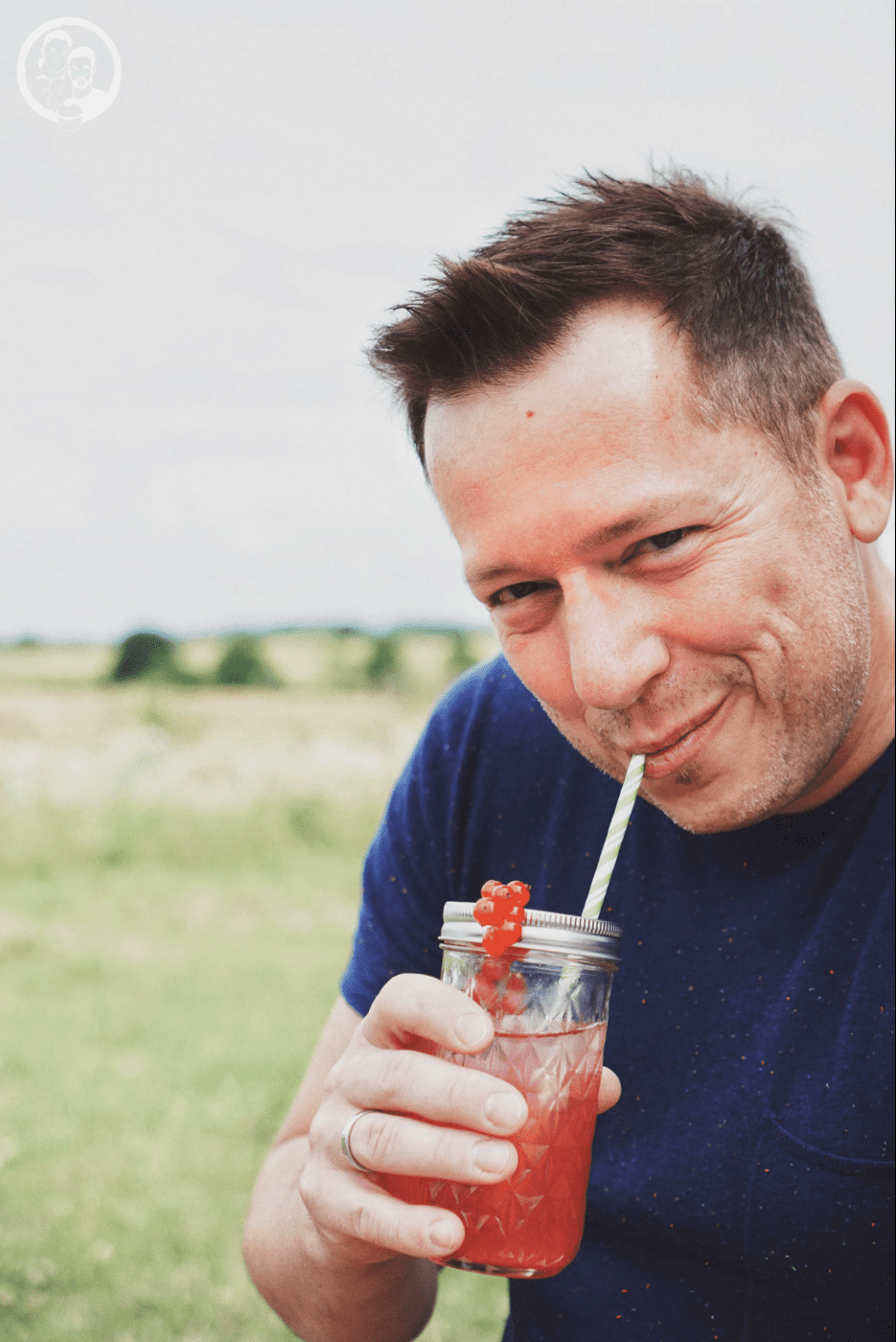 Bildschirmfoto 2019 07 03 um 10.57.15 | Wir sind so richtige Sommer-Menschen ... gemütlich spazieren gehen, grillen und jeden Sonnenstrahl aufsaugen.Jetzt sagt der Kalender noch immer, es ist Sommer ... bis Freitag! Grund genug&nbsp;euch noch einmal den Sommer zurück zu holen. Womit wir das am Besten hinbekommen? Na mit unserer JOHANNISBEER-THYMIAN LIMONADE natürlich. Die ist flott gemacht und einfach super erfrischend!