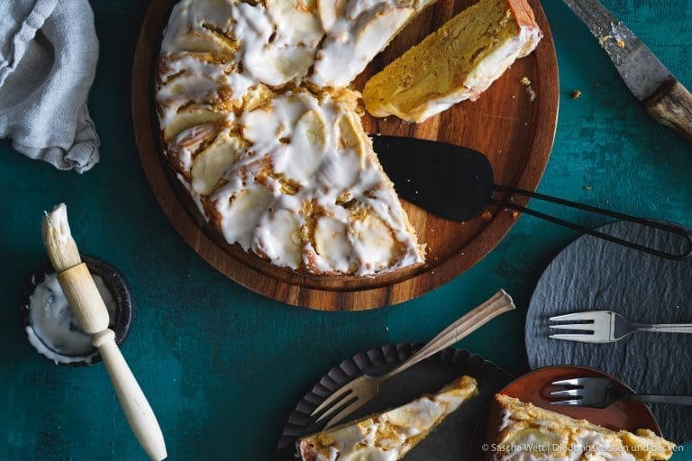 Calvados Apfelkuchen 2 | Wenn uns eine Sache verbindet, dann ist es der Sonntagnachmittag mit Kaffee, Kuchen und der Frage: „Wer schneidet an?“ Aus genau dieser Liebe ist über die Jahre eine ziemlich große Sammlung geworden – mal schnell vom Blech, mal sonntäglich aus der Springform, mal nach einem Rezept, das schon Oma Lore in ihrer Kölner Küche gebacken hat.
