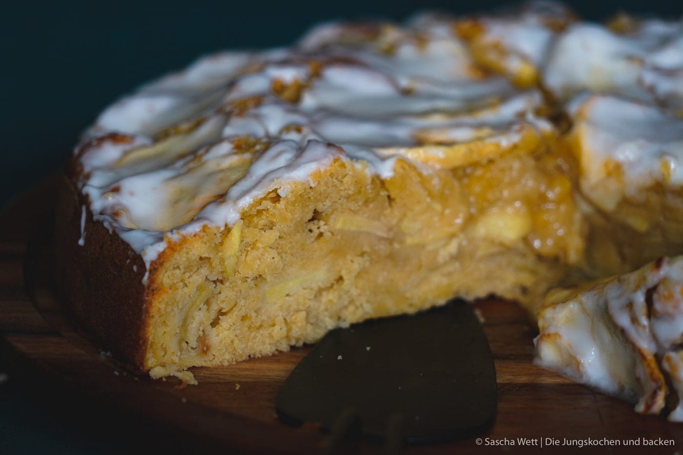 Calvados Apfelkuchen 7 | Wir haben uns gedacht, dass wir euch heute einmal wieder einen neuen Kuchen zeigen müssen. Für dieses Prachtstück haben wir sogar eine kleine Odyssee hinter uns, Aber jetzt kennen wir auch die kleinen versteckten Ecken Frankreichs. Für einen leckeren Apfelkuchen mit Calvados nimmt man sowas aber doch gerne auf sich. Oder was meint ihr?