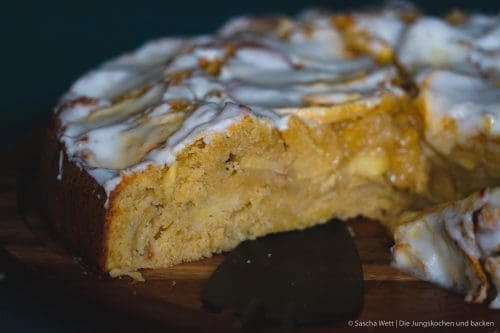 Apfelkuchen mit Calvados 7 Calvados Apfelkuchen 7 | Wir haben uns gedacht, dass wir euch heute einmal wieder einen neuen Kuchen zeigen müssen. Für dieses Prachtstück haben wir sogar eine kleine Odyssee hinter uns, Aber jetzt kennen wir auch die kleinen versteckten Ecken Frankreichs. Für einen leckeren Apfelkuchen mit Calvados nimmt man sowas aber doch gerne auf sich. Oder was meint ihr?