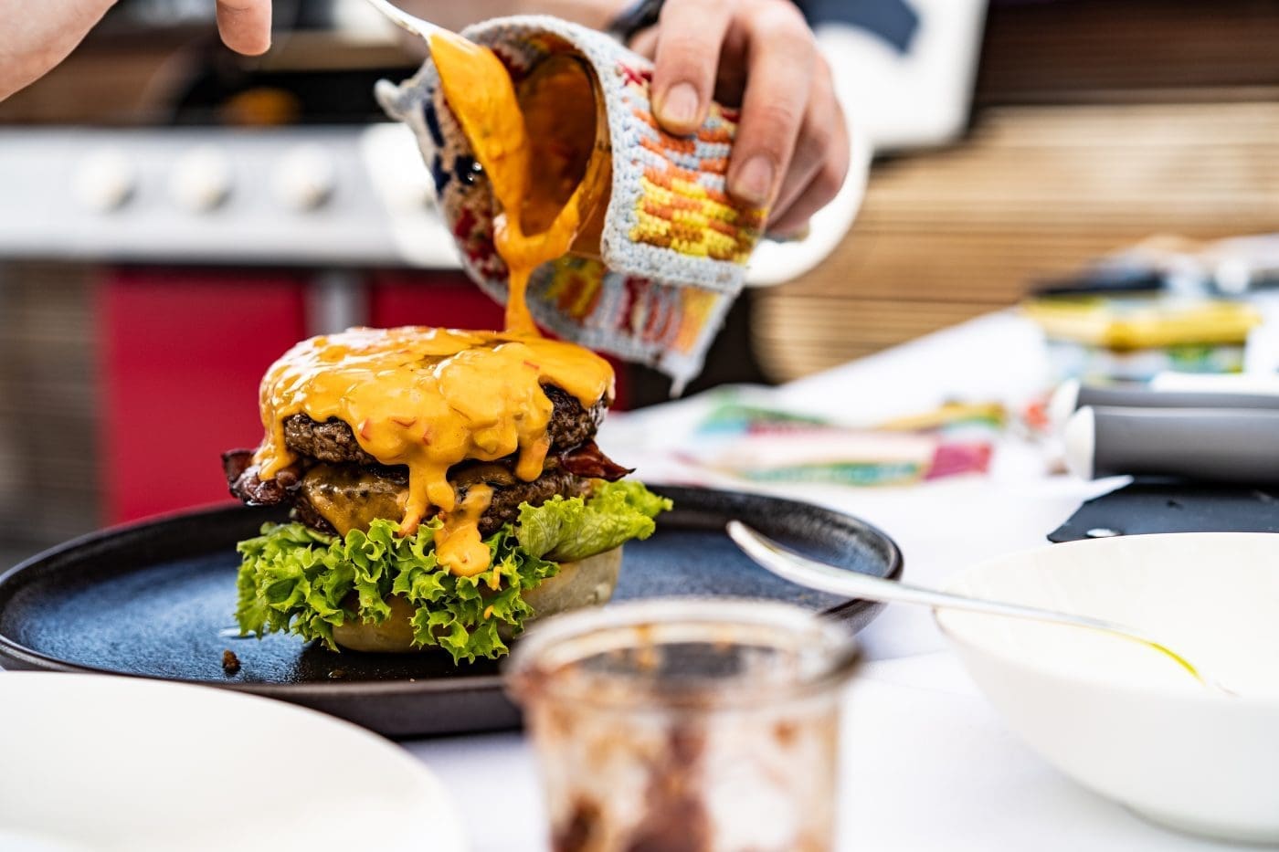 Cheddar Burger Challenge 88 | Wir wissen ja nicht, wie es bei euch so ist, aber wir beide kommen diesen Sommer aus dem Grillen einfach nicht heraus. Aber, wer will das auch schon. Dabei hatten wir in diesem Jahr schon so einige unterschiedliche Zutaten auf dem Grill. Dabei kommt auch immer mal wieder ein leckeres Burger Patty aufs Rost. Heute haben wir aber mal einen etwas anderen Burger für euch. Mit Hähnchen und Kerrygold Cheddar. Also ein Chicken Cheddar Burger.