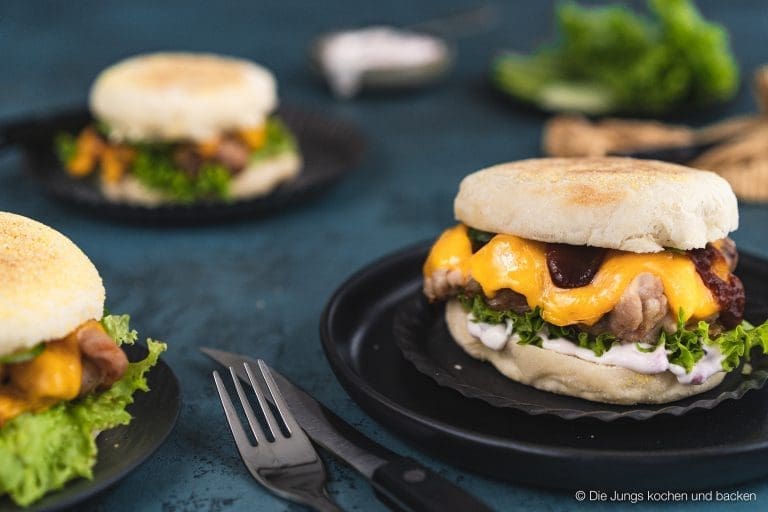 Grillen & Sommerküche: Unsere besten Rezepte für die Grillsaison 14 Chicken Cheddar Burger Kerrygold 10 | Sommer, Sonne, offenes Feuer: Hier findest du unsere besten Grillrezepte und Ideen für die Sommerküche – von zarten Spareribs über saftige Burger bis zu Salaten, Dips und frisch gebackenem Grillbrot. Alles vielfach erprobt, gelingsicher und mit dem gewissen Twist.
