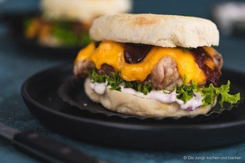 Chicken Cheddar Burger 13 Chicken Cheddar Burger Kerrygold 12 | Wir wissen ja nicht, wie es bei euch so ist, aber wir beide kommen diesen Sommer aus dem Grillen einfach nicht heraus. Aber, wer will das auch schon. Dabei hatten wir in diesem Jahr schon so einige unterschiedliche Zutaten auf dem Grill. Dabei kommt auch immer mal wieder ein leckeres Burger Patty aufs Rost. Heute haben wir aber mal einen etwas anderen Burger für euch. Mit Hähnchen und Kerrygold Cheddar. Also ein Chicken Cheddar Burger.
