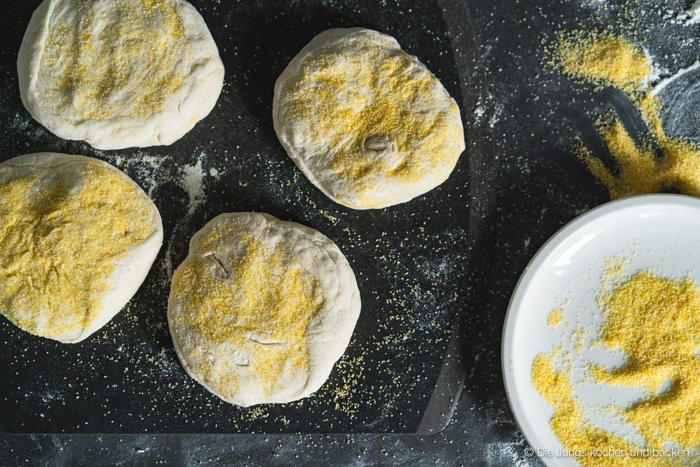 Chicken Cheddar Burger Kerrygold 3 | Wir wissen ja nicht, wie es bei euch so ist, aber wir beide kommen diesen Sommer aus dem Grillen einfach nicht heraus. Aber, wer will das auch schon. Dabei hatten wir in diesem Jahr schon so einige unterschiedliche Zutaten auf dem Grill. Dabei kommt auch immer mal wieder ein leckeres Burger Patty aufs Rost. Heute haben wir aber mal einen etwas anderen Burger für euch. Mit Hähnchen und Kerrygold Cheddar. Also ein Chicken Cheddar Burger.