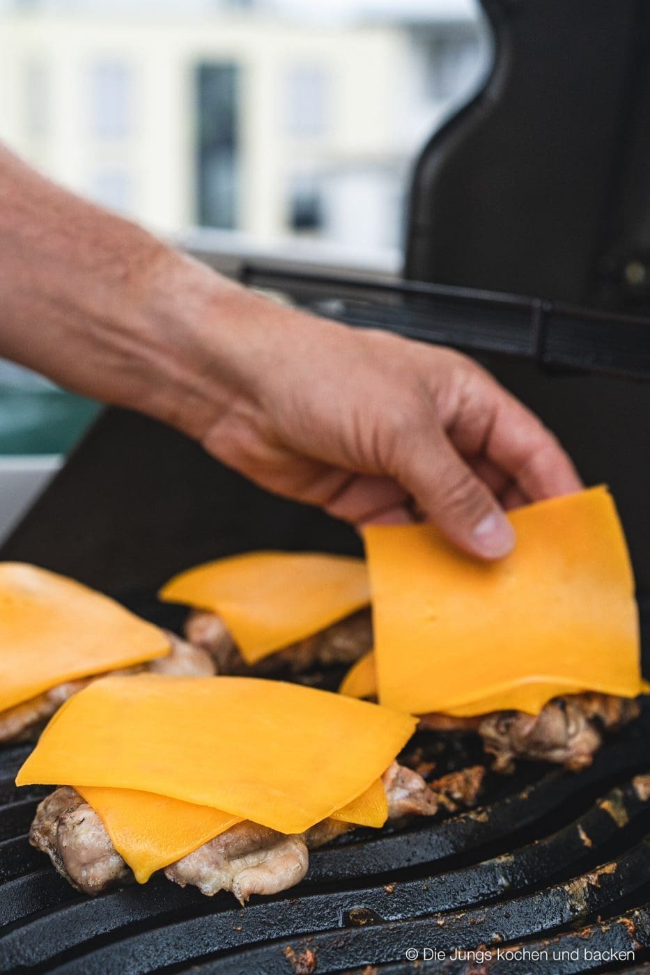 Chicken Cheddar Burger Kerrygold 7 | Wir wissen ja nicht, wie es bei euch so ist, aber wir beide kommen diesen Sommer aus dem Grillen einfach nicht heraus. Aber, wer will das auch schon. Dabei hatten wir in diesem Jahr schon so einige unterschiedliche Zutaten auf dem Grill. Dabei kommt auch immer mal wieder ein leckeres Burger Patty aufs Rost. Heute haben wir aber mal einen etwas anderen Burger für euch. Mit Hähnchen und Kerrygold Cheddar. Also ein Chicken Cheddar Burger.