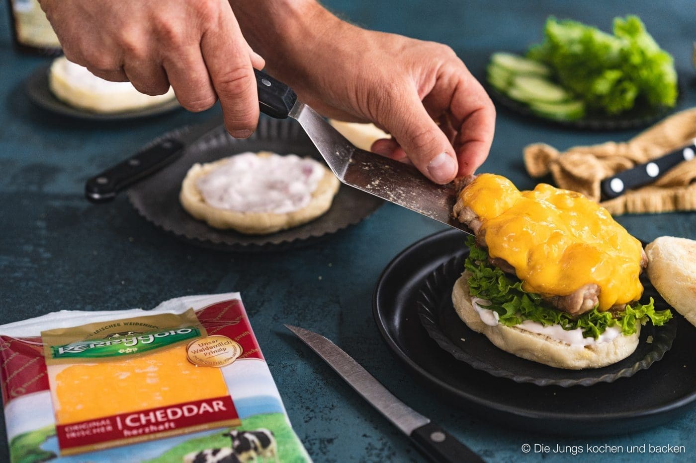 Chicken Cheddar Burger Kerrygold 8 | Wir wissen ja nicht, wie es bei euch so ist, aber wir beide kommen diesen Sommer aus dem Grillen einfach nicht heraus. Aber, wer will das auch schon. Dabei hatten wir in diesem Jahr schon so einige unterschiedliche Zutaten auf dem Grill. Dabei kommt auch immer mal wieder ein leckeres Burger Patty aufs Rost. Heute haben wir aber mal einen etwas anderen Burger für euch. Mit Hähnchen und Kerrygold Cheddar. Also ein Chicken Cheddar Burger.