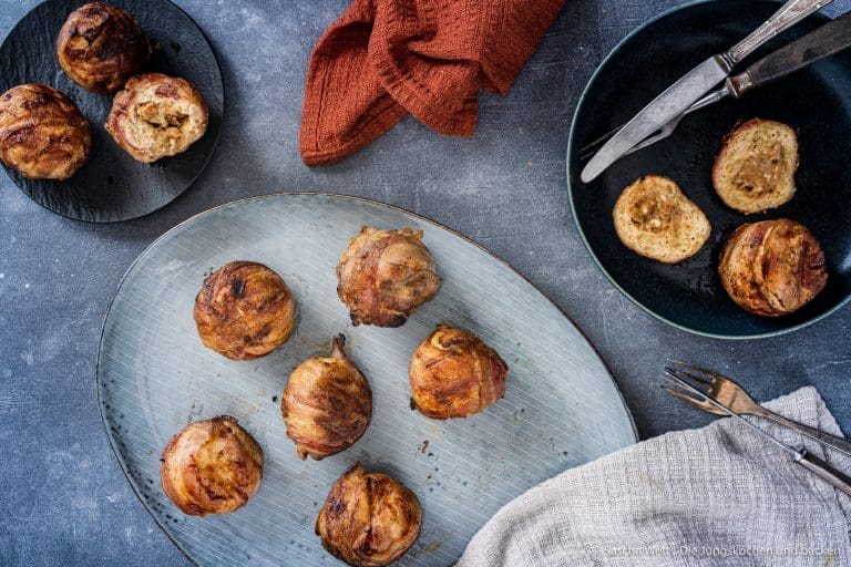 Wirsingroulade vom Huhn 7 Chicken Peanut Balls ültje pur 17 | Torsten LIEBT Kohlrouladen, am liebsten mit Wirsing! Also ist das heutige Rezept lange überfällig - es gibt eine unverschämt leckere Wirsingroulade. Allerdings sind wir ja im "Low-Carb-Januar". Die Zeit im Jahr, in der jeder so penibel auf weniger Kalorien achtet, dass man das Gefühl hat, alle ernähren sich aktuell nur noch von Salat. Aber wie so oft, macht so eine bewusste Ernährung auch erfindungsreichas Rezept ist entstanden, da Torsten einfach nicht auf Kohlrouladen verzichten wollte.