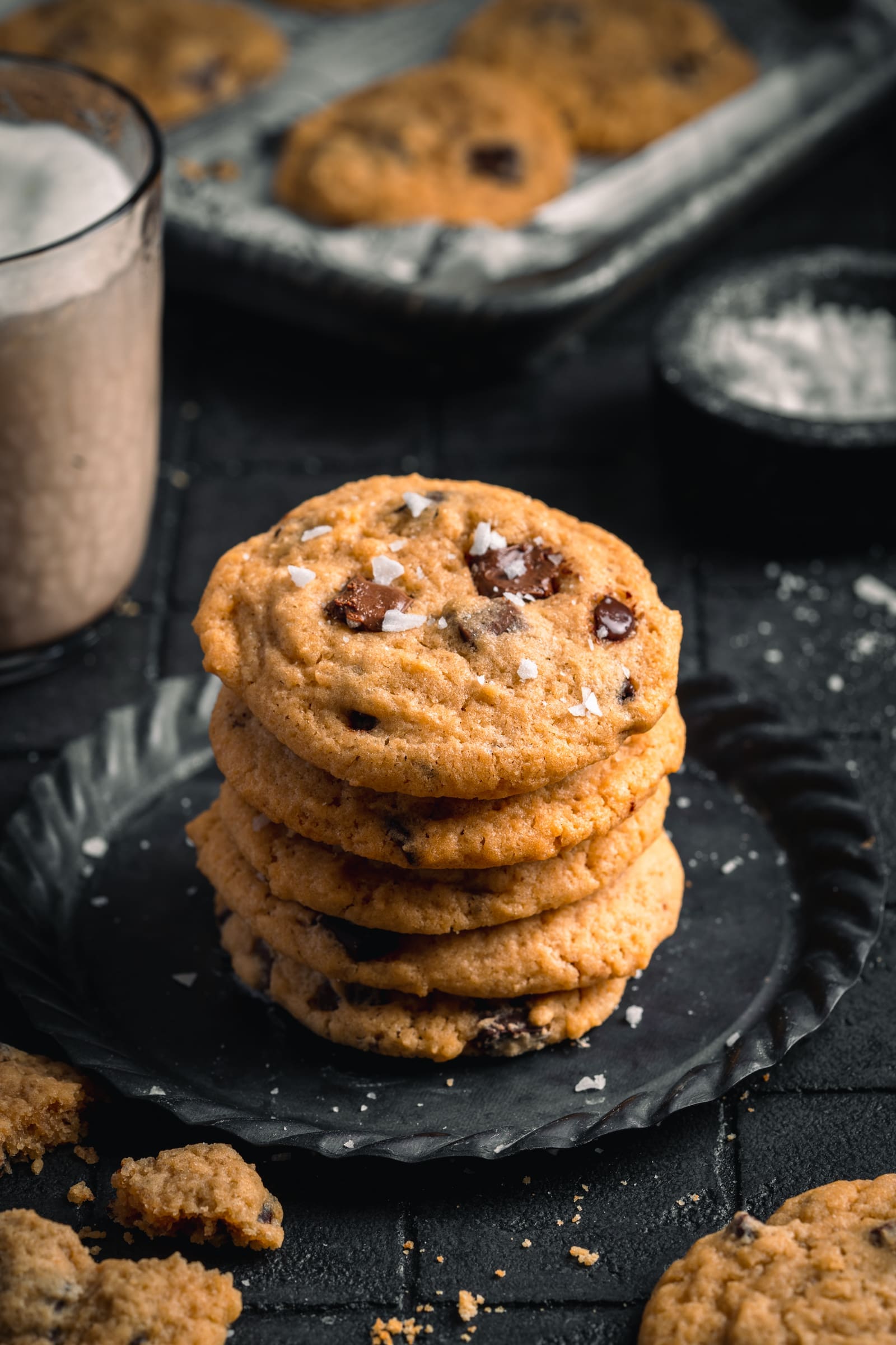 Chocolate Chip Cookies 2023 2 | Wer liebt sie nicht - Chocolate Chip Cookies? Diese kleinen Köstlichkeiten sind einfach unwiderstehlich und passen zu jeder Gelegenheit. Wir sind absolute Fans von Cookies und haben deshalb unser eigenes Rezept entwickelt, das wir heute mit euch teilen möchten. Unsere Chocolate Chip Cookies sind weich und saftig, genau wie in den USA, und vollgepackt mit Schokolade. Diese Cookies sind der perfekte Snack für zwischendurch, ein tolles Mitbringsel und die perfekte Partyleckerei!