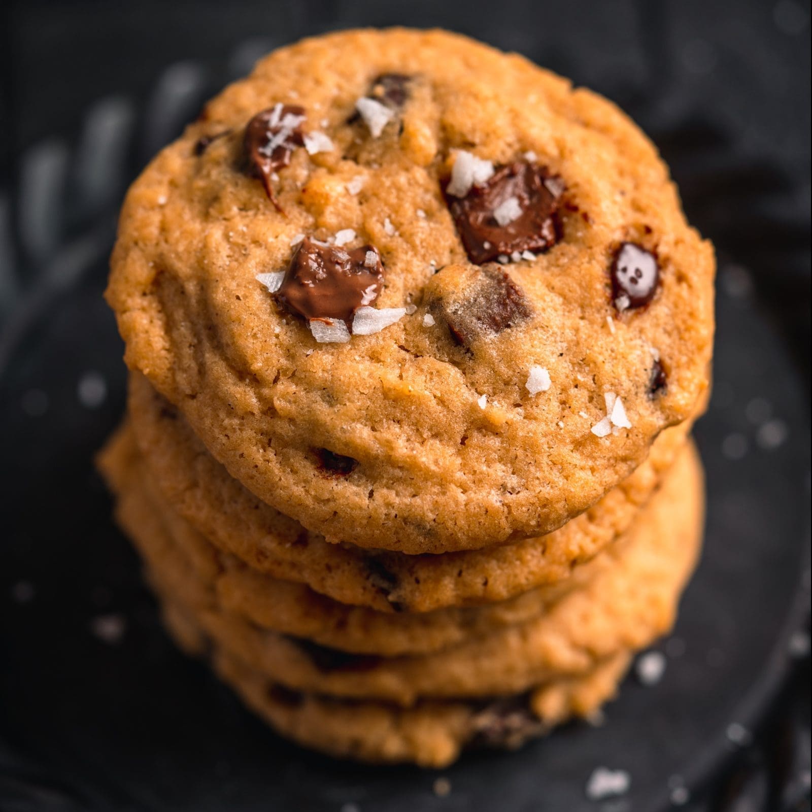 Chocolate Chip Cookies 2023 3 e1681462311603 | Wer liebt sie nicht - Chocolate Chip Cookies? Diese kleinen Köstlichkeiten sind einfach unwiderstehlich und passen zu jeder Gelegenheit. Wir sind absolute Fans von Cookies und haben deshalb unser eigenes Rezept entwickelt, das wir heute mit euch teilen möchten. Unsere Chocolate Chip Cookies sind weich und saftig, genau wie in den USA, und vollgepackt mit Schokolade. Diese Cookies sind der perfekte Snack für zwischendurch, ein tolles Mitbringsel und die perfekte Partyleckerei!