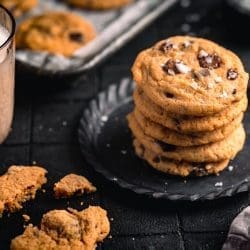 Chocolate-Chip Cookies - Der ultimative Cookie-Klassiker! 9 Chocolate Chip Cookies 2023 4 | Wer liebt sie nicht - Chocolate Chip Cookies? Diese kleinen Köstlichkeiten sind einfach unwiderstehlich und passen zu jeder Gelegenheit. Wir sind absolute Fans von Cookies und haben deshalb unser eigenes Rezept entwickelt, das wir heute mit euch teilen möchten. Unsere Chocolate Chip Cookies sind weich und saftig, genau wie in den USA, und vollgepackt mit Schokolade. Diese Cookies sind der perfekte Snack für zwischendurch, ein tolles Mitbringsel und die perfekte Partyleckerei!