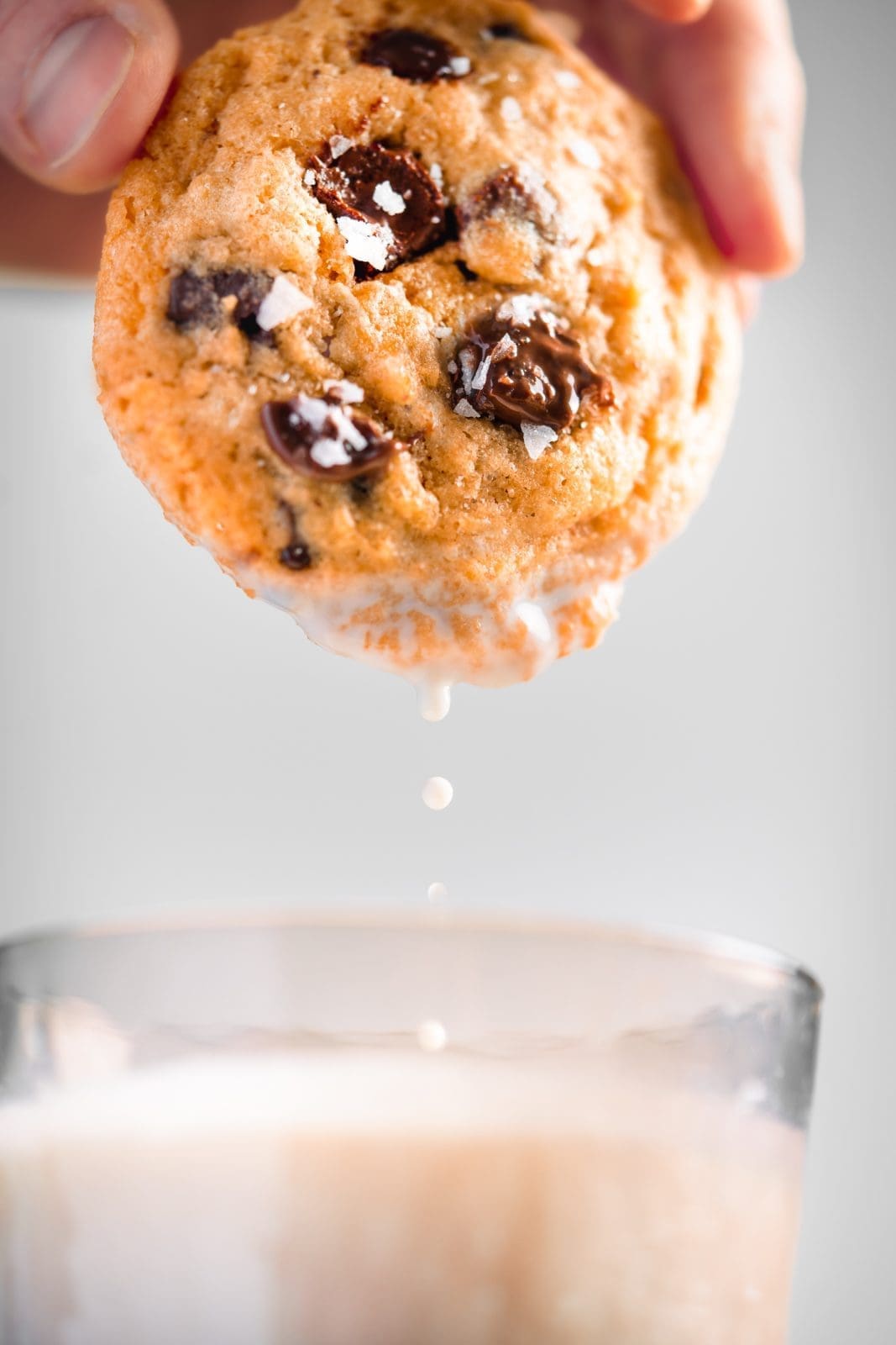 Chocolate Chip Cookies 2023 5 | Wer liebt sie nicht - Chocolate Chip Cookies? Diese kleinen Köstlichkeiten sind einfach unwiderstehlich und passen zu jeder Gelegenheit. Wir sind absolute Fans von Cookies und haben deshalb unser eigenes Rezept entwickelt, das wir heute mit euch teilen möchten. Unsere Chocolate Chip Cookies sind weich und saftig, genau wie in den USA, und vollgepackt mit Schokolade. Diese Cookies sind der perfekte Snack für zwischendurch, ein tolles Mitbringsel und die perfekte Partyleckerei!