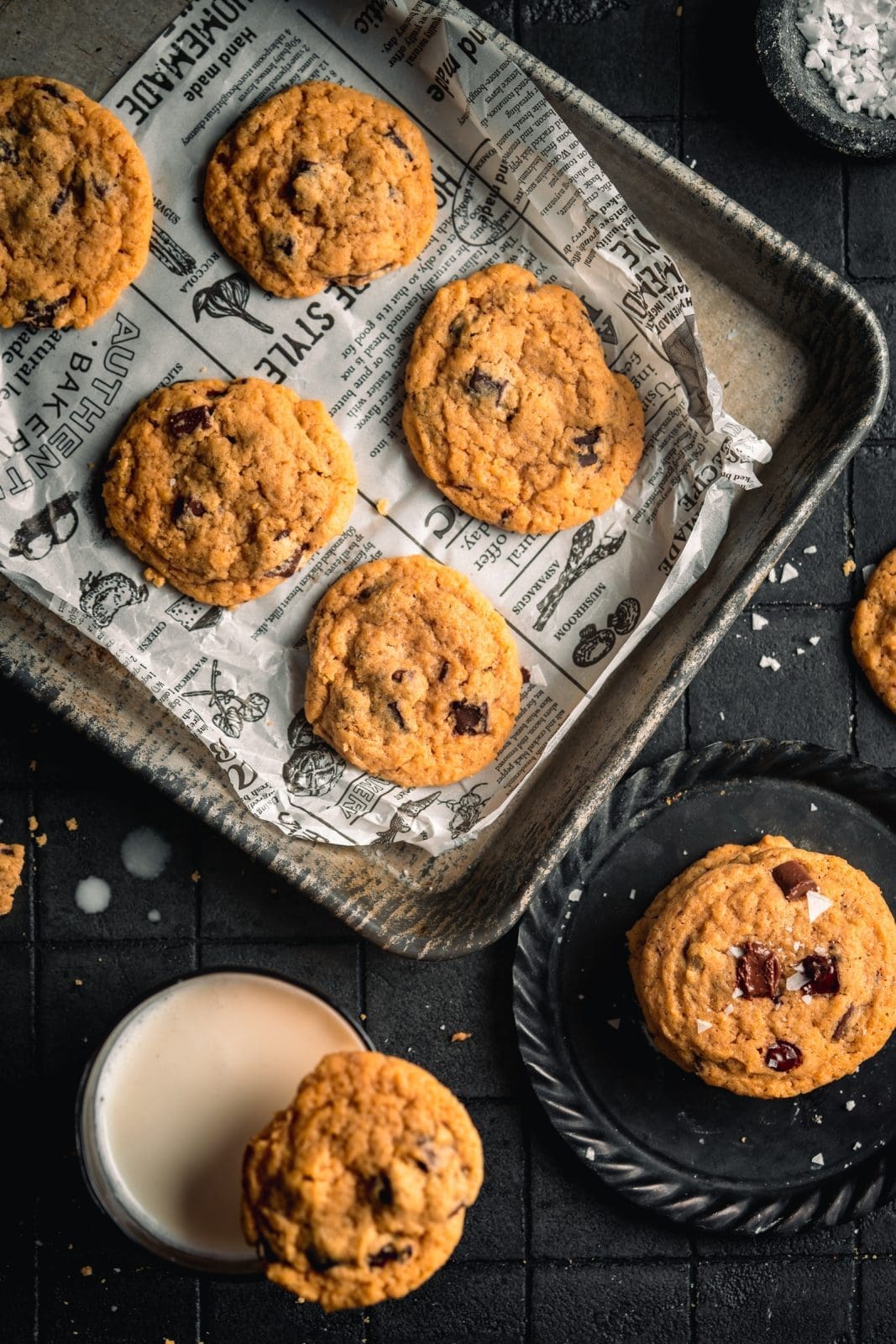 Chocolate Chip Cookies 2023 7 | Wer liebt sie nicht - Chocolate Chip Cookies? Diese kleinen Köstlichkeiten sind einfach unwiderstehlich und passen zu jeder Gelegenheit. Wir sind absolute Fans von Cookies und haben deshalb unser eigenes Rezept entwickelt, das wir heute mit euch teilen möchten. Unsere Chocolate Chip Cookies sind weich und saftig, genau wie in den USA, und vollgepackt mit Schokolade. Diese Cookies sind der perfekte Snack für zwischendurch, ein tolles Mitbringsel und die perfekte Partyleckerei!