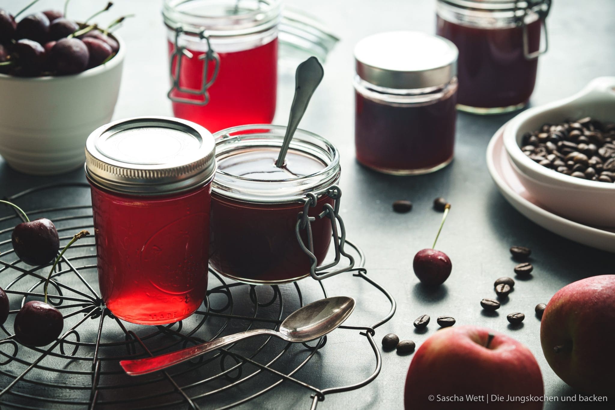 Kirschgelee 1 Kirschgelee kaffee apfel 1 | Die Kirschen hängen schon an allen Bäumen und die ersten sind auch schon so richtig rot und reif. Leider gibt es ausnahmsweise mal kein Obst aus Muddis Garten, denn Oma Lore hat den Baum schon vor Jahren einfach abgesägt. Eigentlich sind Saschas Eltern aber eine sichere Bank, denn dort steht ein großer Kirschbaum im Garten. Leider wollte der dieses Jahr aber nicht als recht und auch diese Quelle ist dieses Jahr weg! Und dennoch haben wir welche bekommen. Und was haben wir damit gemacht? Kirschgelee. Und das gleich in 2 Variationen.