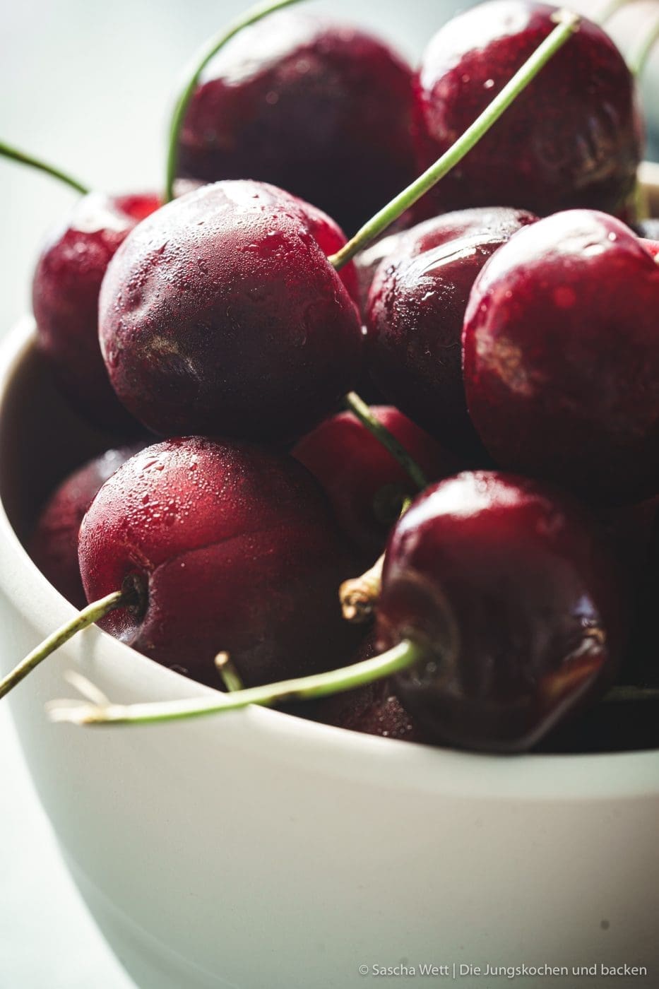 Kirschgelee 3 Kirschgelee kaffee apfel 3 | Die Kirschen hängen schon an allen Bäumen und die ersten sind auch schon so richtig rot und reif. Leider gibt es ausnahmsweise mal kein Obst aus Muddis Garten, denn Oma Lore hat den Baum schon vor Jahren einfach abgesägt. Eigentlich sind Saschas Eltern aber eine sichere Bank, denn dort steht ein großer Kirschbaum im Garten. Leider wollte der dieses Jahr aber nicht als recht und auch diese Quelle ist dieses Jahr weg! Und dennoch haben wir welche bekommen. Und was haben wir damit gemacht? Kirschgelee. Und das gleich in 2 Variationen.