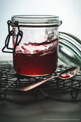 Kirschgelee im offenen Glas