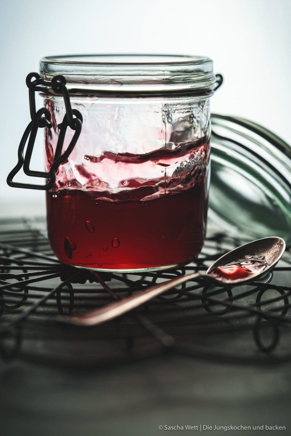 Kirschgelee 2 Kirschgelee kaffee apfel 5 | Die Kirschen hängen schon an allen Bäumen und die ersten sind auch schon so richtig rot und reif. Leider gibt es ausnahmsweise mal kein Obst aus Muddis Garten, denn Oma Lore hat den Baum schon vor Jahren einfach abgesägt. Eigentlich sind Saschas Eltern aber eine sichere Bank, denn dort steht ein großer Kirschbaum im Garten. Leider wollte der dieses Jahr aber nicht als recht und auch diese Quelle ist dieses Jahr weg! Und dennoch haben wir welche bekommen. Und was haben wir damit gemacht? Kirschgelee. Und das gleich in 2 Variationen.