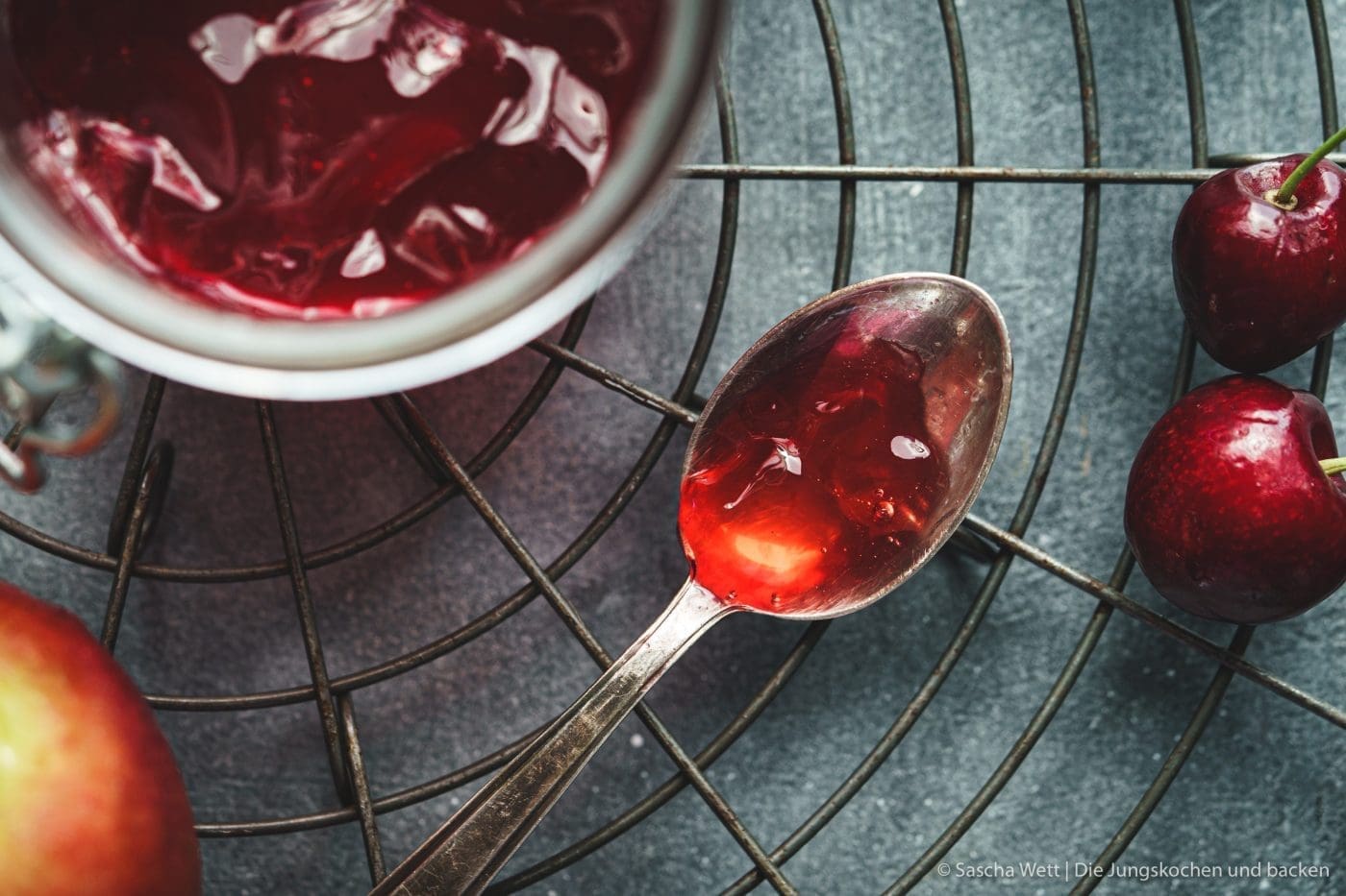 Kirschgelee 4 Kirschgelee kaffee apfel 6 | Die Kirschen hängen schon an allen Bäumen und die ersten sind auch schon so richtig rot und reif. Leider gibt es ausnahmsweise mal kein Obst aus Muddis Garten, denn Oma Lore hat den Baum schon vor Jahren einfach abgesägt. Eigentlich sind Saschas Eltern aber eine sichere Bank, denn dort steht ein großer Kirschbaum im Garten. Leider wollte der dieses Jahr aber nicht als recht und auch diese Quelle ist dieses Jahr weg! Und dennoch haben wir welche bekommen. Und was haben wir damit gemacht? Kirschgelee. Und das gleich in 2 Variationen.
