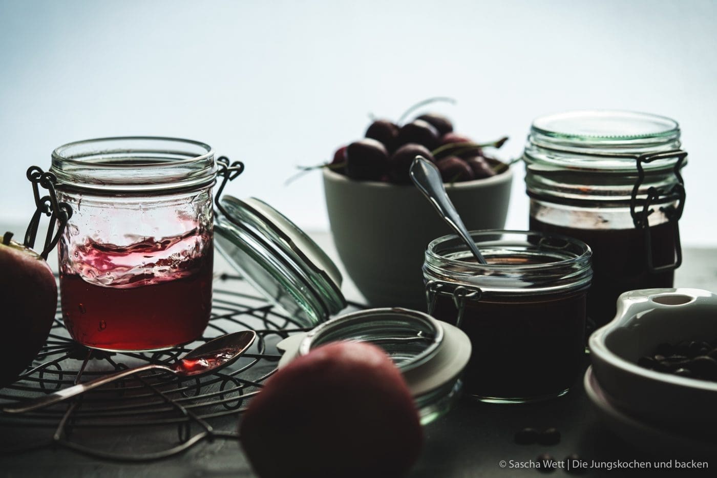 Kirschgelee kaffee apfel 9 | Kirschgelee selber machen – mit zwei unwiderstehlichen Varianten: fruchtig-mild mit Apfelsaft oder überraschend tiefgründig mit einem Schuss Espresso. Wir zeigen Schritt für Schritt, wie ihr Kirschen entsaftet, die Gelierprobe richtig macht und das Gelee sicher abfüllt – mit Gelierzucker 2:1, auch für Einkoch-Neulinge absolut machbar.