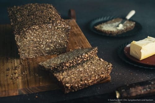 Schwarzbrot 2 | Deutschland und Brot ist schon eine ganz besondere Beziehung, oder?? Für unseren Geschmack haben wir einfach mit das Beste an Brot zu bieten. Klar kann auch Frankreich, Italien & Co. mit tollen Spezialitäten punkten, aber gerade im Bereich Vollkorn wird es da oft dünn. Auf unserer letzten Reise, die uns nach Dänemark geführt hat, waren wir mehr als überrascht, ein unfassbar gutes Schwarzbrot zu bekommen. Das war so lecker, dass Torsten sofort wieder den Beschluss gefasst hat - das wird zu Hause ausprobiert, denn ein Schwarzbrot will er schon seit Ewigkeiten machen!