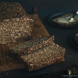 Schwarzbrot 3 | Frisch gebackenes Brot, das noch warm aus dem Ofen kommt – dagegen kommt kein Supermarktbrot an. Mit etwas Übung ist es leichter, als du denkst.