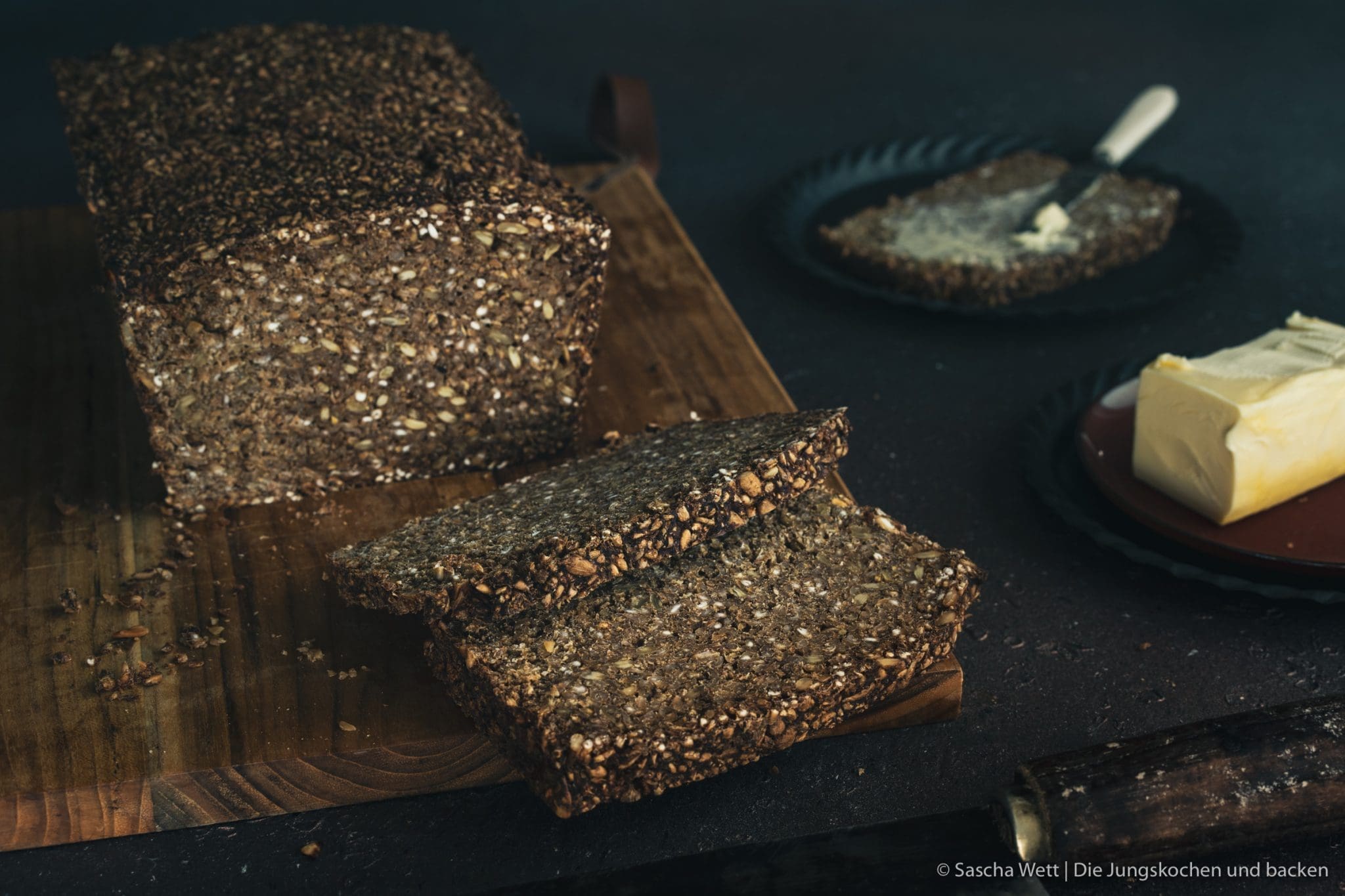 Schwarzbrot 1 Schwarzbrot 3 | Deutschland und Brot ist schon eine ganz besondere Beziehung, oder?? Für unseren Geschmack haben wir einfach mit das Beste an Brot zu bieten. Klar kann auch Frankreich, Italien & Co. mit tollen Spezialitäten punkten, aber gerade im Bereich Vollkorn wird es da oft dünn. Auf unserer letzten Reise, die uns nach Dänemark geführt hat, waren wir mehr als überrascht, ein unfassbar gutes Schwarzbrot zu bekommen. Das war so lecker, dass Torsten sofort wieder den Beschluss gefasst hat - das wird zu Hause ausprobiert, denn ein Schwarzbrot will er schon seit Ewigkeiten machen!