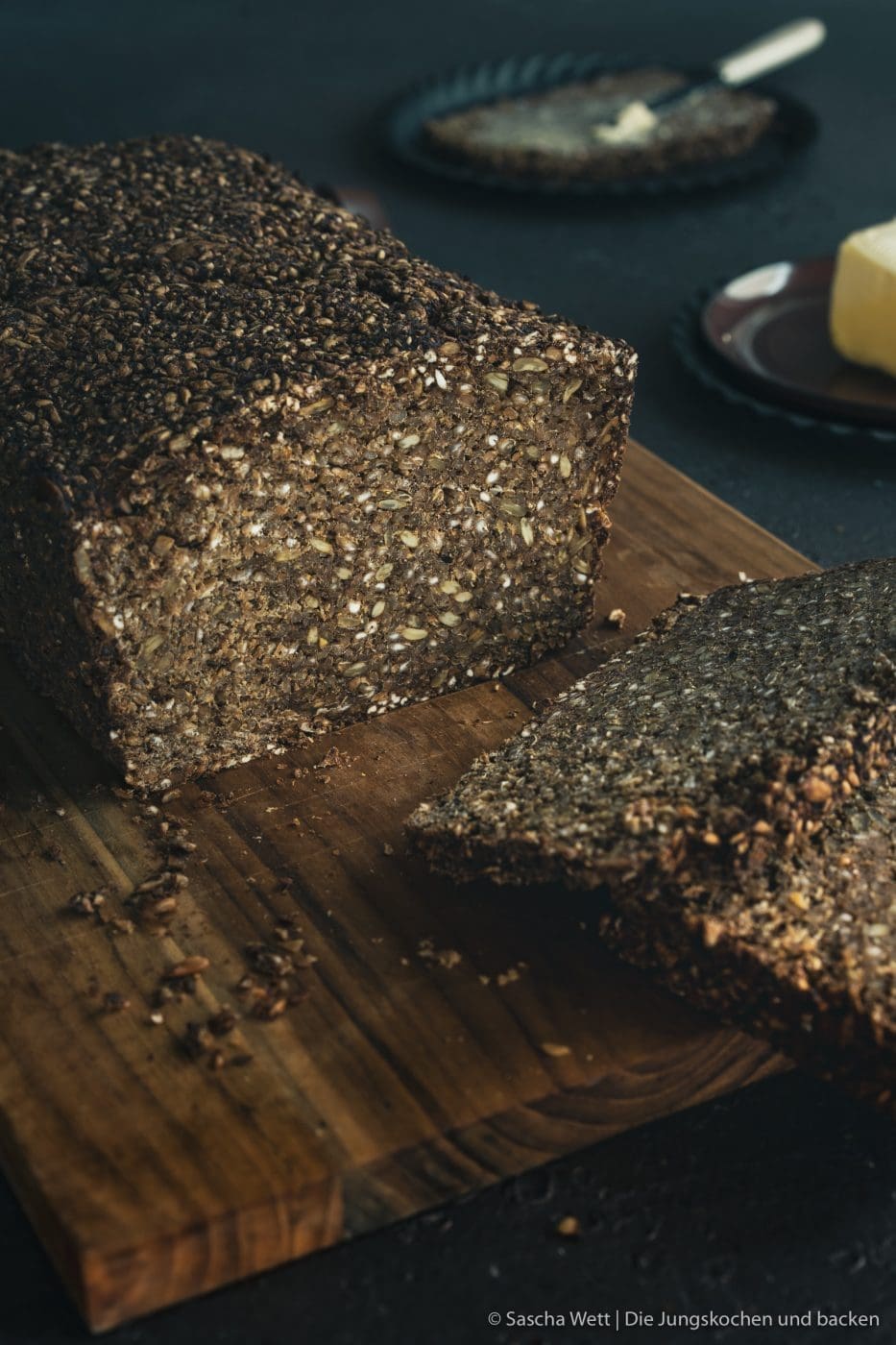 Schwarzbrot 3 Schwarzbrot 4 | Deutschland und Brot ist schon eine ganz besondere Beziehung, oder?? Für unseren Geschmack haben wir einfach mit das Beste an Brot zu bieten. Klar kann auch Frankreich, Italien & Co. mit tollen Spezialitäten punkten, aber gerade im Bereich Vollkorn wird es da oft dünn. Auf unserer letzten Reise, die uns nach Dänemark geführt hat, waren wir mehr als überrascht, ein unfassbar gutes Schwarzbrot zu bekommen. Das war so lecker, dass Torsten sofort wieder den Beschluss gefasst hat - das wird zu Hause ausprobiert, denn ein Schwarzbrot will er schon seit Ewigkeiten machen!