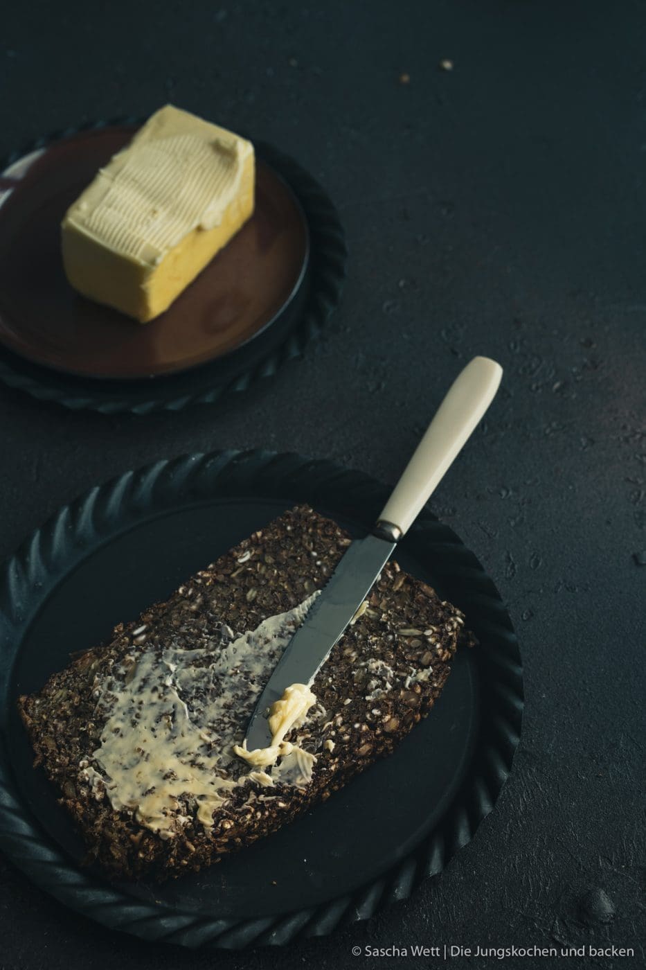 Schwarzbrot 4 Schwarzbrot 6 | Deutschland und Brot ist schon eine ganz besondere Beziehung, oder?? Für unseren Geschmack haben wir einfach mit das Beste an Brot zu bieten. Klar kann auch Frankreich, Italien & Co. mit tollen Spezialitäten punkten, aber gerade im Bereich Vollkorn wird es da oft dünn. Auf unserer letzten Reise, die uns nach Dänemark geführt hat, waren wir mehr als überrascht, ein unfassbar gutes Schwarzbrot zu bekommen. Das war so lecker, dass Torsten sofort wieder den Beschluss gefasst hat - das wird zu Hause ausprobiert, denn ein Schwarzbrot will er schon seit Ewigkeiten machen!