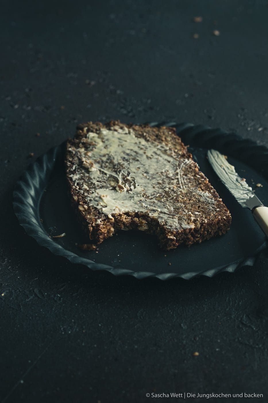 Schwarzbrot 5 Schwarzbrot 7 | Deutschland und Brot ist schon eine ganz besondere Beziehung, oder?? Für unseren Geschmack haben wir einfach mit das Beste an Brot zu bieten. Klar kann auch Frankreich, Italien & Co. mit tollen Spezialitäten punkten, aber gerade im Bereich Vollkorn wird es da oft dünn. Auf unserer letzten Reise, die uns nach Dänemark geführt hat, waren wir mehr als überrascht, ein unfassbar gutes Schwarzbrot zu bekommen. Das war so lecker, dass Torsten sofort wieder den Beschluss gefasst hat - das wird zu Hause ausprobiert, denn ein Schwarzbrot will er schon seit Ewigkeiten machen!