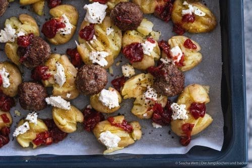 Smashed Potatoes mit Ziegenfrischkäse & Erdbeerchutney 18 Snorfrisk Smashed Potatoes 14 | Heute haben wir ein besonderes Rezept für euch! Denn es ist wohl das spontanste Gericht, das wir euch hier je gezeigt haben. Wir hatten keine Ahnung, mit welchen Zutaten wir kochen würden. Und wie so oft, entsteht dabei auch schon mal etwas richtig Geniales. Genau so auch mit unseren Smashed Potatoes mit Lammbällchen, Ziegenfrischkäse & Erdbeerchuntney. Wie es zu diesem Gericht kam, wollen wir euch natürlich nicht vorenthalten. Es ist #challengetime!