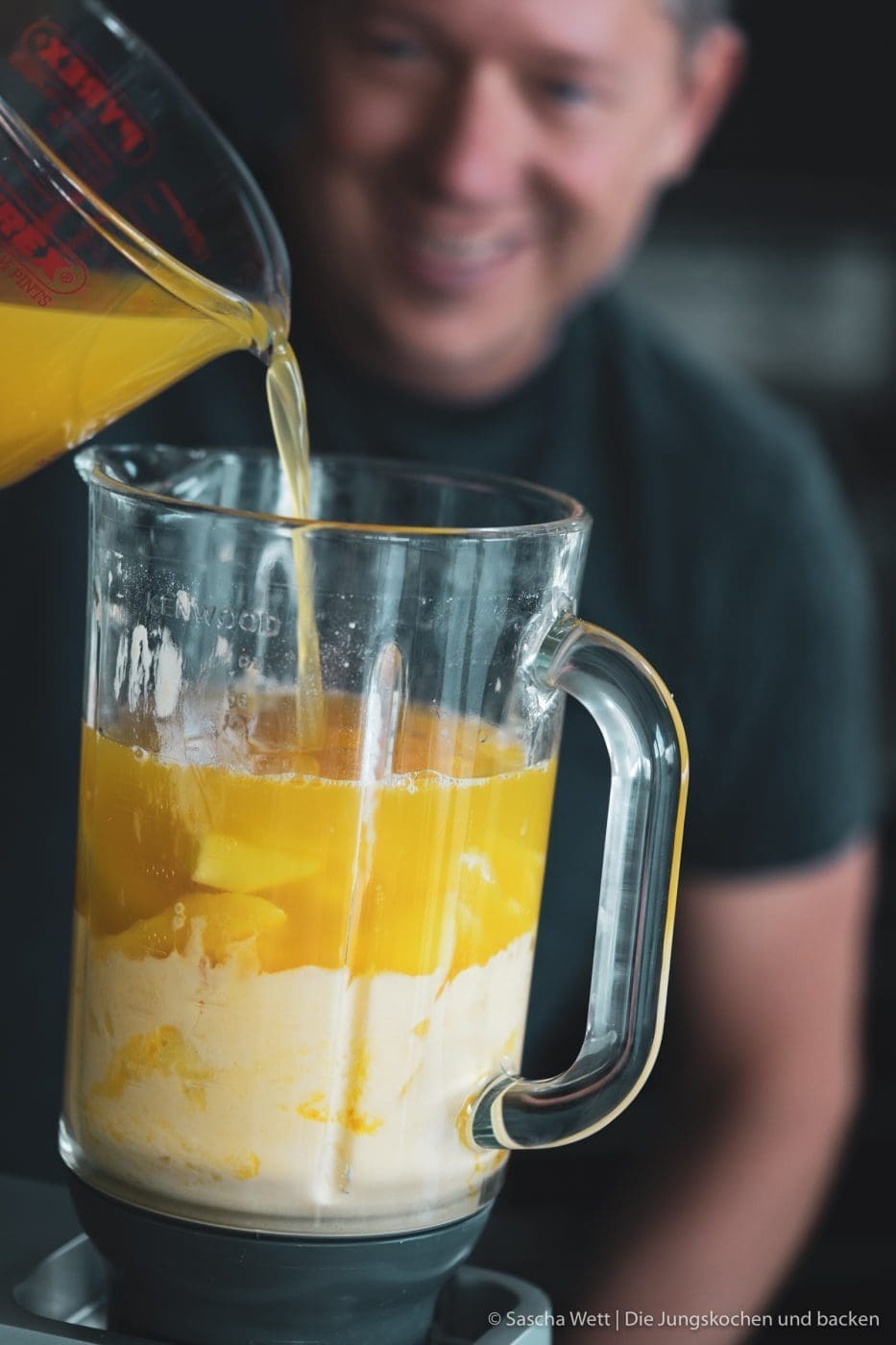 Solero Shot kenwood cookingchef drink 3 | Das heutige Rezept ist auf mehrere Arten etwas Besonderes und liegt uns riesig am Herzen! Dieses Rezept haben wir vor etwas mehr als 2 Jahren einfach total spontan zusammengebastelt. Seitdem ist unser Solero Shot, eines unserer beliebtesten Rezepte bei euch und das bis heute. Außerdem war es eine absolute Premiere und auch der Grund warum wir euch dieses Rezept heute erneut vorstellen. Es war unser erstes Rezept für die Kenwood Cooking Chef Gourmet! Ihr wisst ja, wie sehr wir diese Küchenmaschine lieben und freuen uns, gemeinsam mit Kenwood, euch dieses Rezept frisch und mit etwas überarbeiteter Rezeptur zu präsentieren.