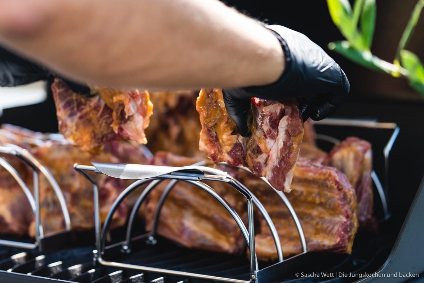 Spare Rips Lîwensenf BBQ 3 | Heute haben wir es endlich geschafft, eines unserer liebsten Grillgerichte auf den Blog zu bekommen - saftige Spareribs! Allerdings haben wir sie mal nicht mit einer klassischen BBQ-Sauce mariniert, sondern gemeinsam mit Löwensenf eine super leckere Apfel-Senf-Marinade entwickelt und der fruchtig, scharfe Geschmack ist einfach perfekt.