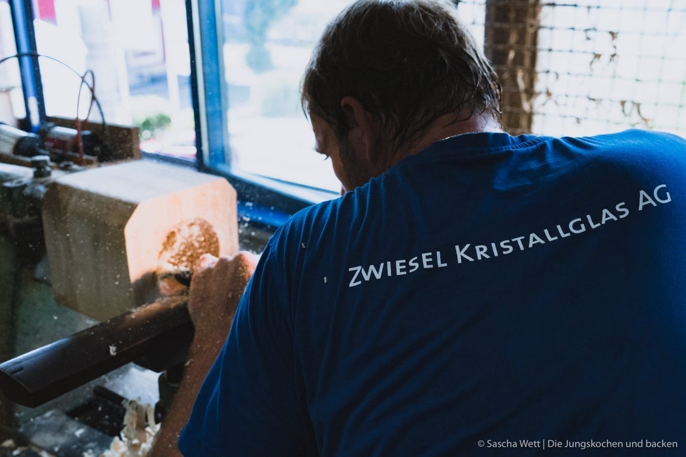 Zwiesel Werk 26 | Heute haben wir kein Rezept für euch ..! Aber dafür haben wir so einiges zu berichten. Denn, wie wir schon erzählt haben, waren wir von ZWIESEL Glas in den Bayerischen Wald eingeladen. Dort durften wir erleben, wie die wunderschönen Kristallgläser hergestellt werden. Und damit auch ihr etwas davon habt, haben wir unseren Besuch natürlich in tollen Fotos eingefangen, den Mitarbeitern von Zwiesel ein Loch in den Bauch gefragt und natürlich an tollen Ideen für euch getüftelt.