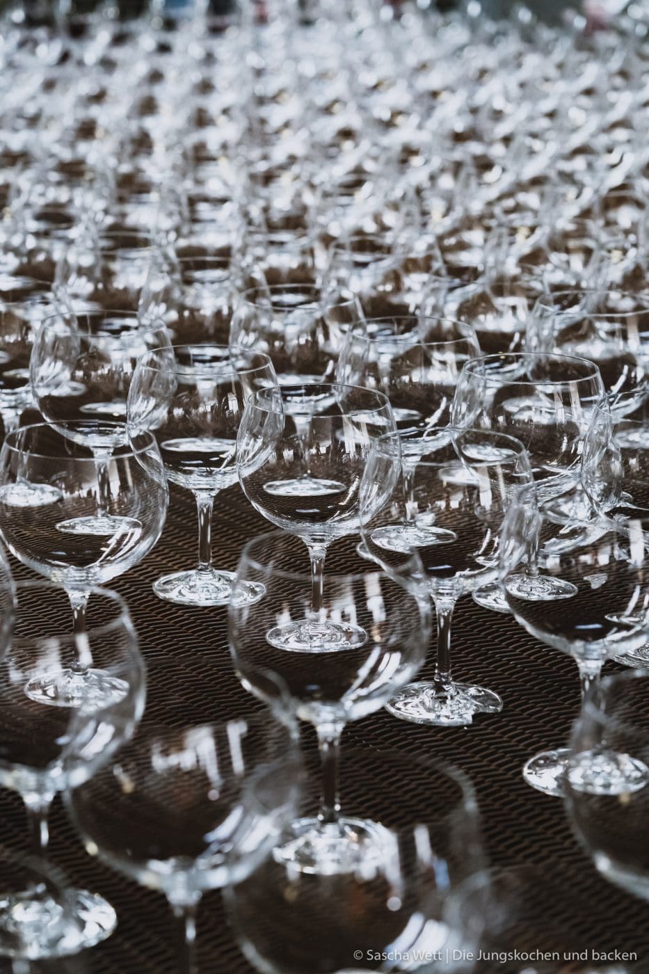 Zwiesel Werk 47 | Heute haben wir kein Rezept für euch ..! Aber dafür haben wir so einiges zu berichten. Denn, wie wir schon erzählt haben, waren wir von ZWIESEL Glas in den Bayerischen Wald eingeladen. Dort durften wir erleben, wie die wunderschönen Kristallgläser hergestellt werden. Und damit auch ihr etwas davon habt, haben wir unseren Besuch natürlich in tollen Fotos eingefangen, den Mitarbeitern von Zwiesel ein Loch in den Bauch gefragt und natürlich an tollen Ideen für euch getüftelt.