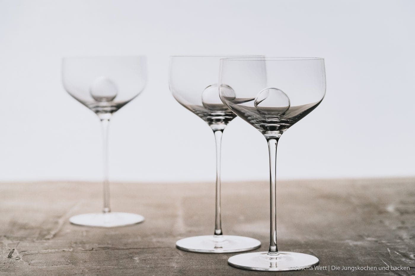 Zwiesel Werk 50 | Heute haben wir kein Rezept für euch ..! Aber dafür haben wir so einiges zu berichten. Denn, wie wir schon erzählt haben, waren wir von ZWIESEL Glas in den Bayerischen Wald eingeladen. Dort durften wir erleben, wie die wunderschönen Kristallgläser hergestellt werden. Und damit auch ihr etwas davon habt, haben wir unseren Besuch natürlich in tollen Fotos eingefangen, den Mitarbeitern von Zwiesel ein Loch in den Bauch gefragt und natürlich an tollen Ideen für euch getüftelt.