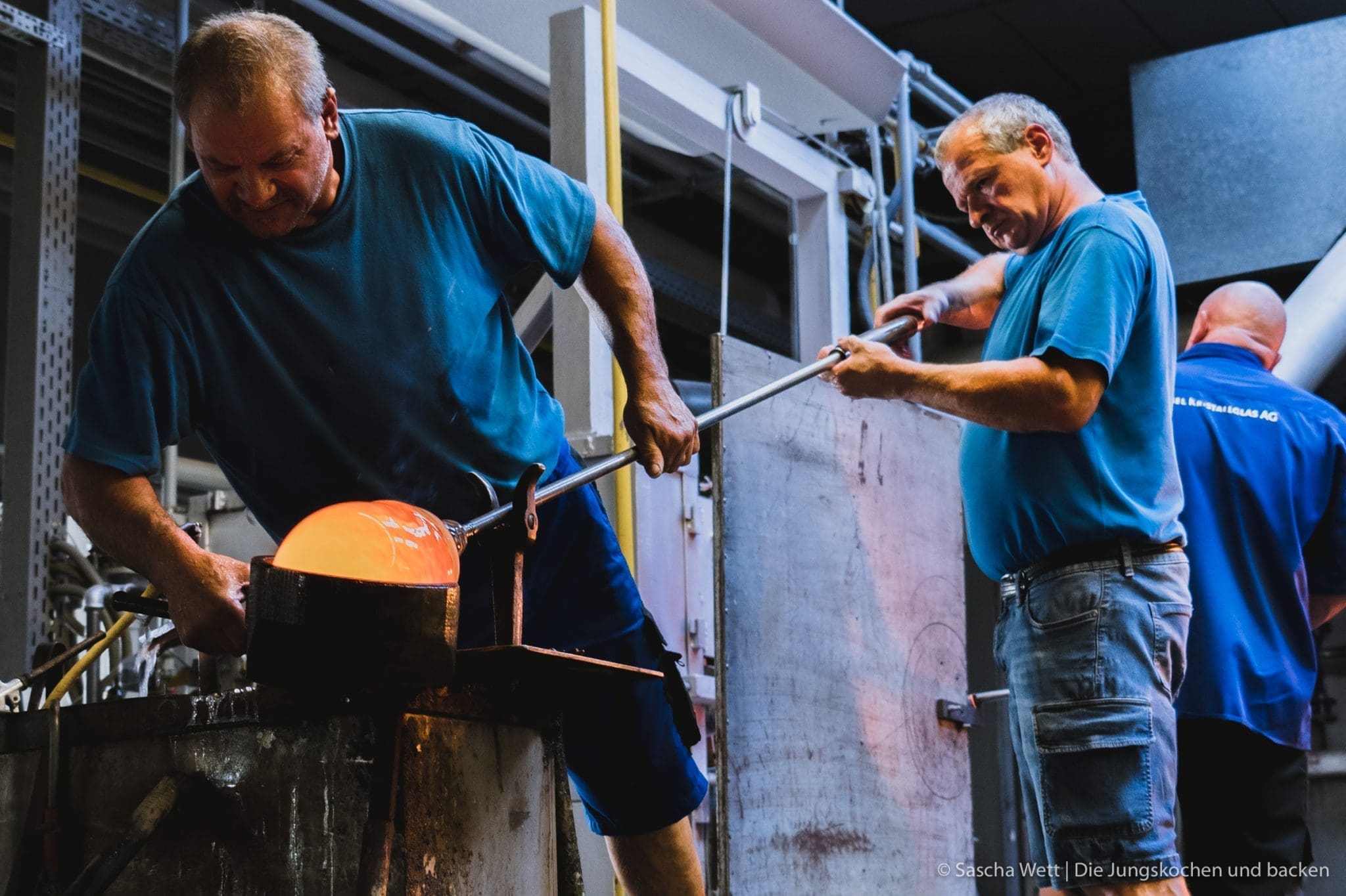 Zwiesel Kristallglas - wie wird eigentlich Glas hergestellt? 1 Zwiesel Werk titel 2 2 | Heute haben wir kein Rezept für euch ..! Aber dafür haben wir so einiges zu berichten. Denn, wie wir schon erzählt haben, waren wir von ZWIESEL Glas in den Bayerischen Wald eingeladen. Dort durften wir erleben, wie die wunderschönen Kristallgläser hergestellt werden. Und damit auch ihr etwas davon habt, haben wir unseren Besuch natürlich in tollen Fotos eingefangen, den Mitarbeitern von Zwiesel ein Loch in den Bauch gefragt und natürlich an tollen Ideen für euch getüftelt.