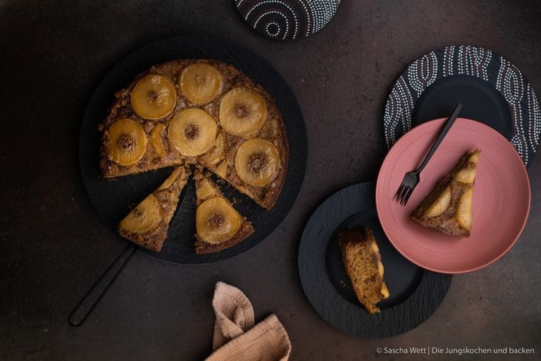 Apfelkuchen 10 | Wenn uns eine Sache verbindet, dann ist es der Sonntagnachmittag mit Kaffee, Kuchen und der Frage: „Wer schneidet an?“ Aus genau dieser Liebe ist über die Jahre eine ziemlich große Sammlung geworden – mal schnell vom Blech, mal sonntäglich aus der Springform, mal nach einem Rezept, das schon Oma Lore in ihrer Kölner Küche gebacken hat.