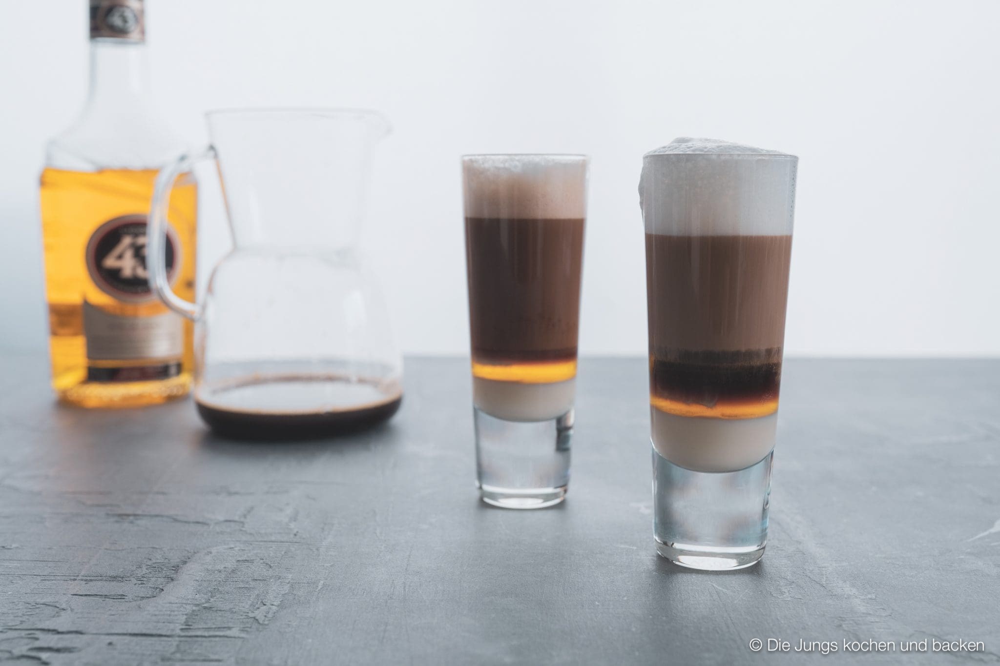 Barraquito 15 | Reisen ist für uns ohne Zweifel eine riesige Quelle der Inspiration, ganz besonders, wenn es um kulinarische Ideen geht. So sammeln wir unterwegs immer alle Gedanken zu spannenden neuen Aromen, Ideen und Kreationen. Dann geht's wieder nach Hause und wir geben es zu, manchmal versinkt so eine tolle neue Idee auch wieder in der Vergessenheit, kommt dann manchmal wieder zum Vorschein und weg ist sie. So ging es uns auch mit unserem heutigen Drink! Das erste Mal haben wir ihn im Februar auf Gran Canaria genossen und wollten ihn direkt zu Hause umsetzen. Vorspulen auf August und hier ist er - der Barraquito.