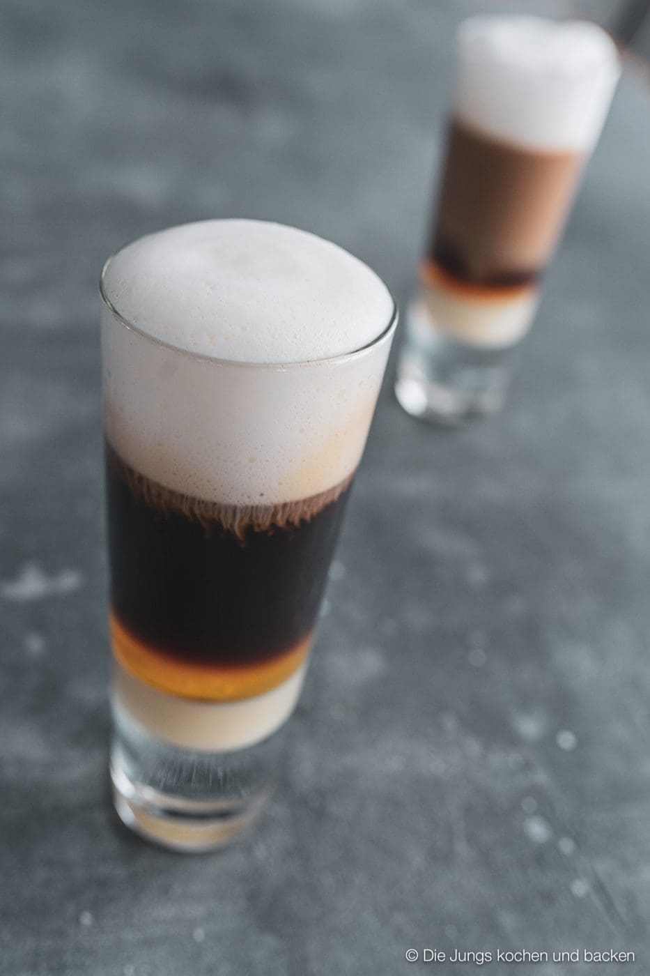 Barraquito 17 | Reisen ist für uns ohne Zweifel eine riesige Quelle der Inspiration, ganz besonders, wenn es um kulinarische Ideen geht. So sammeln wir unterwegs immer alle Gedanken zu spannenden neuen Aromen, Ideen und Kreationen. Dann geht's wieder nach Hause und wir geben es zu, manchmal versinkt so eine tolle neue Idee auch wieder in der Vergessenheit, kommt dann manchmal wieder zum Vorschein und weg ist sie. So ging es uns auch mit unserem heutigen Drink! Das erste Mal haben wir ihn im Februar auf Gran Canaria genossen und wollten ihn direkt zu Hause umsetzen. Vorspulen auf August und hier ist er - der Barraquito.