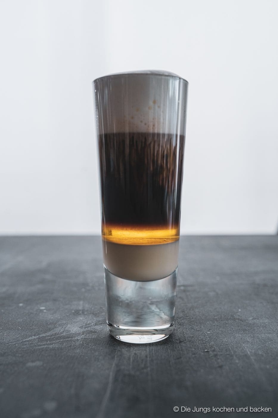 Barraquito 18 | Reisen ist für uns ohne Zweifel eine riesige Quelle der Inspiration, ganz besonders, wenn es um kulinarische Ideen geht. So sammeln wir unterwegs immer alle Gedanken zu spannenden neuen Aromen, Ideen und Kreationen. Dann geht's wieder nach Hause und wir geben es zu, manchmal versinkt so eine tolle neue Idee auch wieder in der Vergessenheit, kommt dann manchmal wieder zum Vorschein und weg ist sie. So ging es uns auch mit unserem heutigen Drink! Das erste Mal haben wir ihn im Februar auf Gran Canaria genossen und wollten ihn direkt zu Hause umsetzen. Vorspulen auf August und hier ist er - der Barraquito.