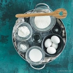 Biskuitteig Grundrezept 1 | Manche Rezepte braucht man immer wieder: die perfekte Sauce, ein verlässlicher Teig, ein cremiger Pudding. Wer die Basics beherrscht, kommt in der Küche überall hin.