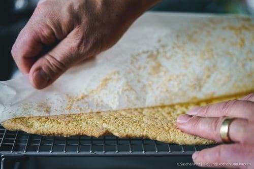 Biskuitteig Grundrezept 12 | Schon seit langer Zeit haben wir kein neues Grundrezept mehr auf den Blog gebracht. Und dabei gibt es doch so viele davon. Also haben wir uns überlegt, heute eines vorzustellen, das schon so einigen Kopfschmerzen bereitet und uns ganz viele Nachfragen beschert hat. Der Biskuitteig.