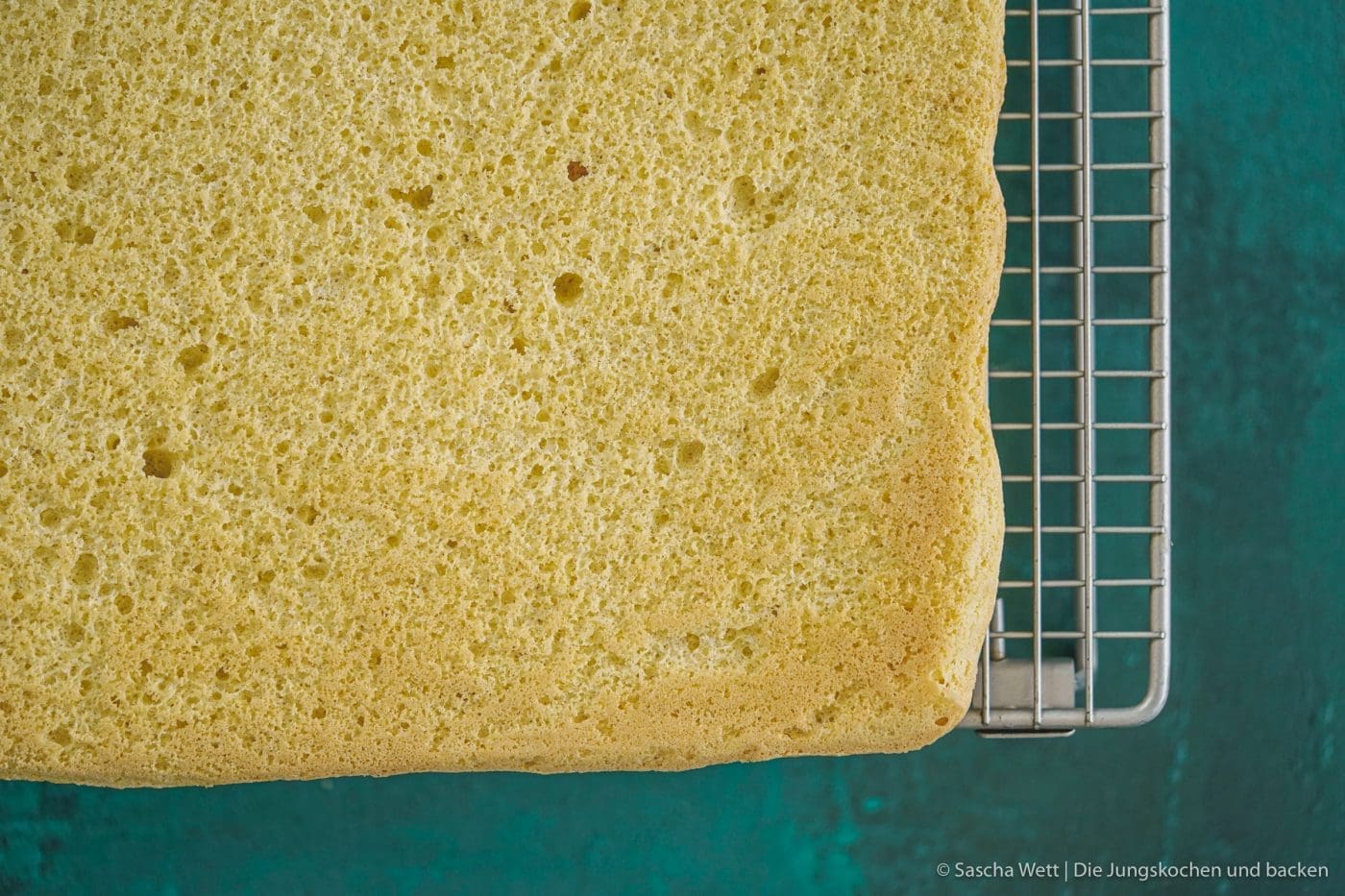 Biskuitteig 13 Biskuitteig Grundrezept 13 1 | Schon seit langer Zeit haben wir kein neues Grundrezept mehr auf den Blog gebracht. Und dabei gibt es doch so viele davon. Also haben wir uns überlegt, heute eines vorzustellen, das schon so einigen Kopfschmerzen bereitet und uns ganz viele Nachfragen beschert hat. Der Biskuitteig.