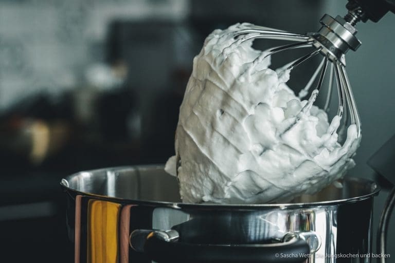 Biskuitteig 9 Biskuitteig Grundrezept 3 | Schon seit langer Zeit haben wir kein neues Grundrezept mehr auf den Blog gebracht. Und dabei gibt es doch so viele davon. Also haben wir uns überlegt, heute eines vorzustellen, das schon so einigen Kopfschmerzen bereitet und uns ganz viele Nachfragen beschert hat. Der Biskuitteig.