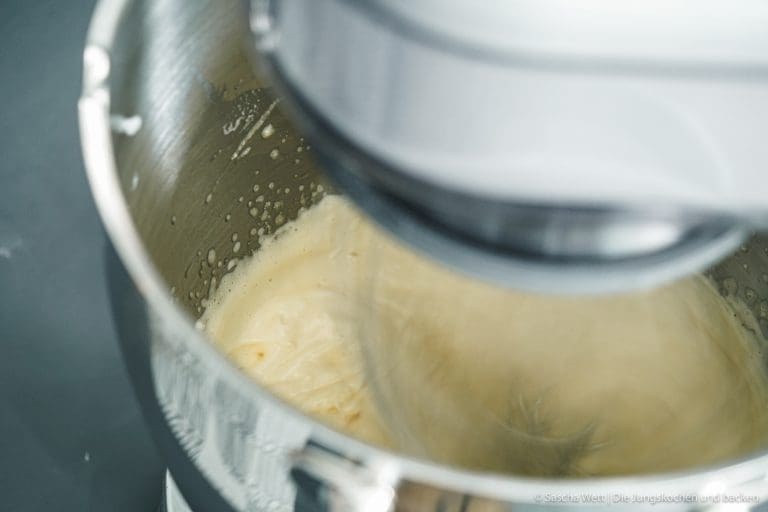 Biskuitteig 10 Biskuitteig Grundrezept 6 | Schon seit langer Zeit haben wir kein neues Grundrezept mehr auf den Blog gebracht. Und dabei gibt es doch so viele davon. Also haben wir uns überlegt, heute eines vorzustellen, das schon so einigen Kopfschmerzen bereitet und uns ganz viele Nachfragen beschert hat. Der Biskuitteig.