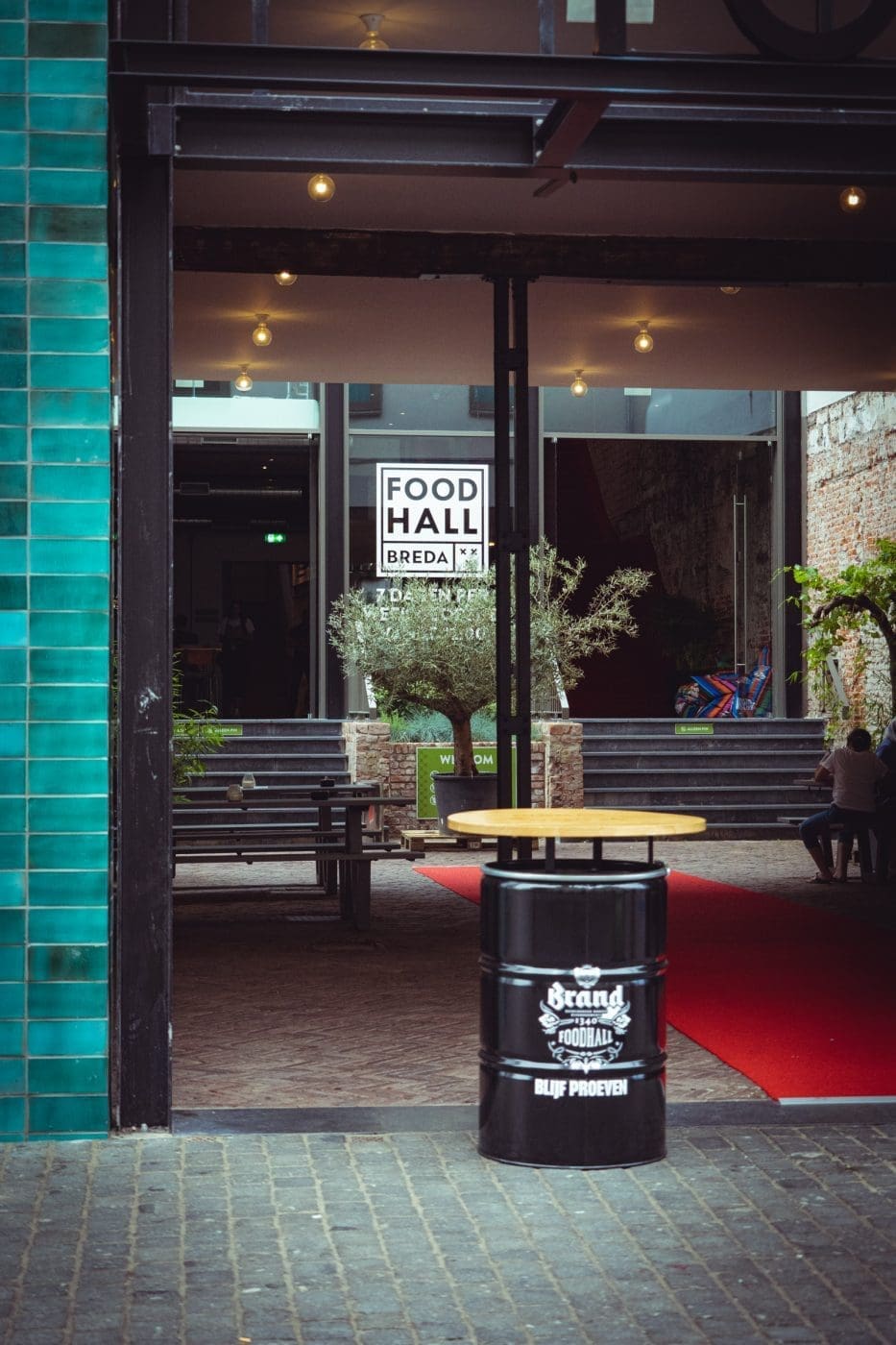 Foodguide Tilburg & Breda - Das Foodie-Paradies nebenan 67 Foodhall Breda Visit Brabant 1 | Wenn ihr wie wir im Westen der Republik wohnt, dann werdet ihr das kennen. Der schnellste Weg ans Meer ist der, zur niederländischen Küste! Genau da waren wir auch schon oft mit Freunden, aber das Landesinnere haben wir auch meist weniger beachtet. Dabei gibt es eine super spannende Region und das mal gerade 2 Stunden mit dem Auto entfernt - Brabant. Diese Region in den Niederlanden gilt als das Foodie-Paradies schlechthin und wir haben uns mehr als gefreut, genau diese Aussage einmal auf die Probe zu stellen. Also gibt es heute den ultimativen Foodguide für euch!