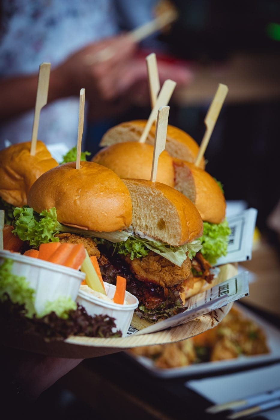 Foodguide Tilburg & Breda - Das Foodie-Paradies nebenan 69 Foodhall Breda Visit Brabant 21 | Wenn ihr wie wir im Westen der Republik wohnt, dann werdet ihr das kennen. Der schnellste Weg ans Meer ist der, zur niederländischen Küste! Genau da waren wir auch schon oft mit Freunden, aber das Landesinnere haben wir auch meist weniger beachtet. Dabei gibt es eine super spannende Region und das mal gerade 2 Stunden mit dem Auto entfernt - Brabant. Diese Region in den Niederlanden gilt als das Foodie-Paradies schlechthin und wir haben uns mehr als gefreut, genau diese Aussage einmal auf die Probe zu stellen. Also gibt es heute den ultimativen Foodguide für euch!