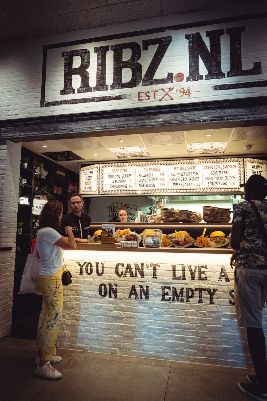 Foodguide Tilburg & Breda - Das Foodie-Paradies nebenan 68 Foodhall Breda Visit Brabant 6 | Wenn ihr wie wir im Westen der Republik wohnt, dann werdet ihr das kennen. Der schnellste Weg ans Meer ist der, zur niederländischen Küste! Genau da waren wir auch schon oft mit Freunden, aber das Landesinnere haben wir auch meist weniger beachtet. Dabei gibt es eine super spannende Region und das mal gerade 2 Stunden mit dem Auto entfernt - Brabant. Diese Region in den Niederlanden gilt als das Foodie-Paradies schlechthin und wir haben uns mehr als gefreut, genau diese Aussage einmal auf die Probe zu stellen. Also gibt es heute den ultimativen Foodguide für euch!