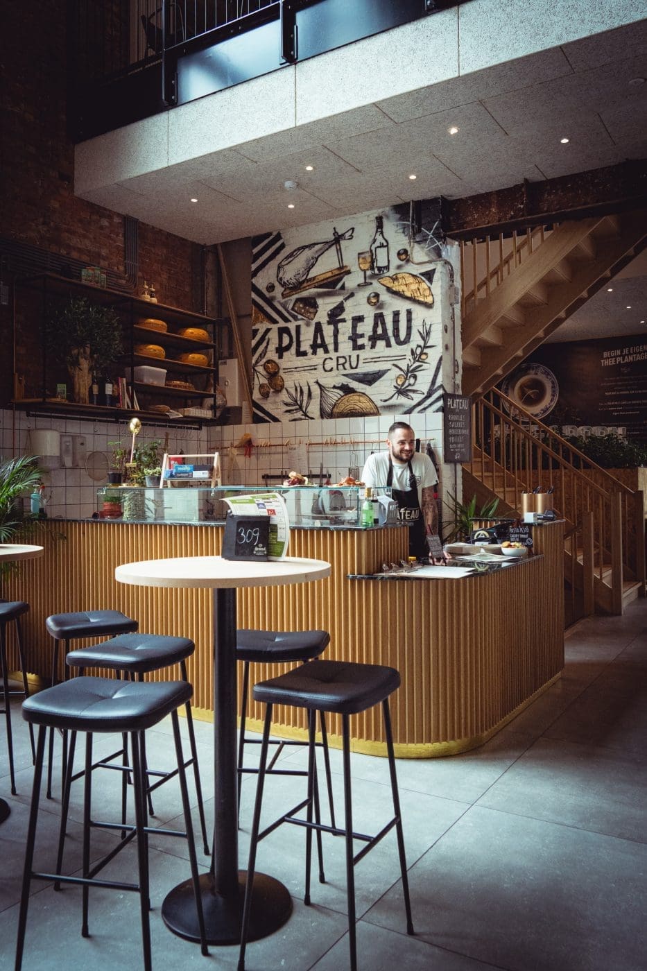 Foodguide Tilburg & Breda - Das Foodie-Paradies nebenan 70 Foodhall Breda Visit Brabant 9 | Wenn ihr wie wir im Westen der Republik wohnt, dann werdet ihr das kennen. Der schnellste Weg ans Meer ist der, zur niederländischen Küste! Genau da waren wir auch schon oft mit Freunden, aber das Landesinnere haben wir auch meist weniger beachtet. Dabei gibt es eine super spannende Region und das mal gerade 2 Stunden mit dem Auto entfernt - Brabant. Diese Region in den Niederlanden gilt als das Foodie-Paradies schlechthin und wir haben uns mehr als gefreut, genau diese Aussage einmal auf die Probe zu stellen. Also gibt es heute den ultimativen Foodguide für euch!