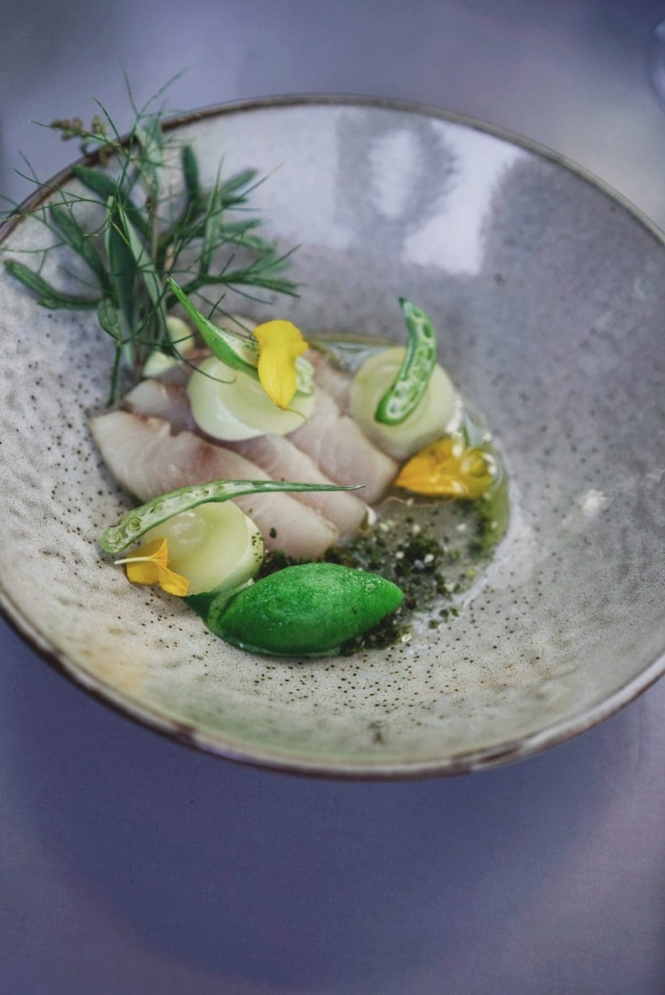 Foodguide Tilburg & Breda - Das Foodie-Paradies nebenan 45 LRG DJU0009 | Wenn ihr wie wir im Westen der Republik wohnt, dann werdet ihr das kennen. Der schnellste Weg ans Meer ist der, zur niederländischen Küste! Genau da waren wir auch schon oft mit Freunden, aber das Landesinnere haben wir auch meist weniger beachtet. Dabei gibt es eine super spannende Region und das mal gerade 2 Stunden mit dem Auto entfernt - Brabant. Diese Region in den Niederlanden gilt als das Foodie-Paradies schlechthin und wir haben uns mehr als gefreut, genau diese Aussage einmal auf die Probe zu stellen. Also gibt es heute den ultimativen Foodguide für euch!